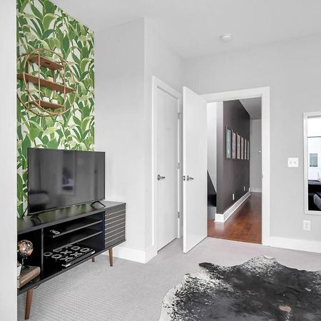 Big New And Modern With Skyline View Mural And Ping Pong Nashville Bagian luar foto