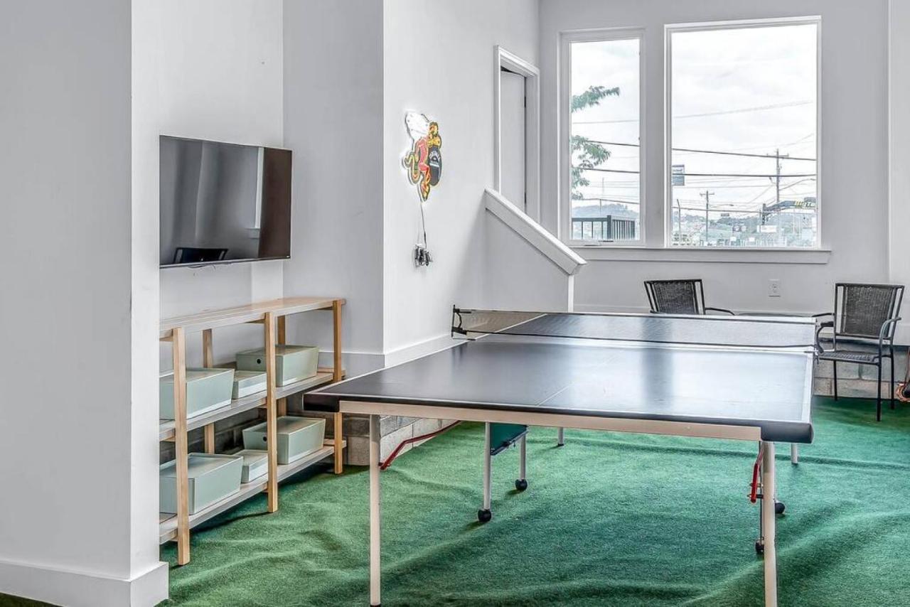 Big New And Modern With Skyline View Mural And Ping Pong Nashville Bagian luar foto