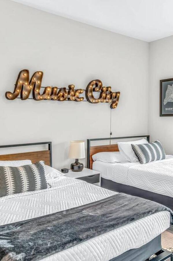 Big New And Modern With Skyline View Mural And Ping Pong Nashville Bagian luar foto