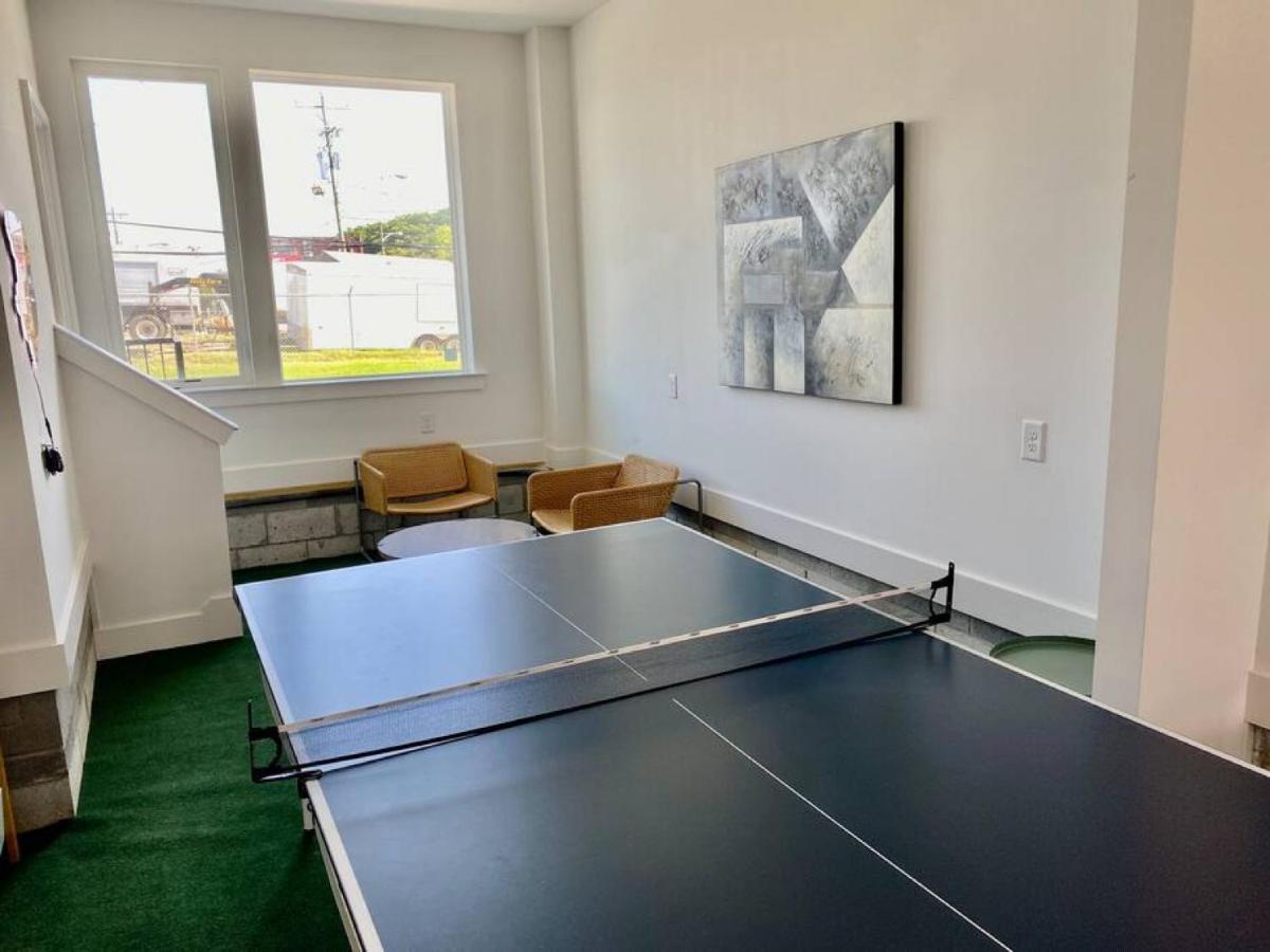 Big New And Modern With Skyline View Mural And Ping Pong Nashville Bagian luar foto